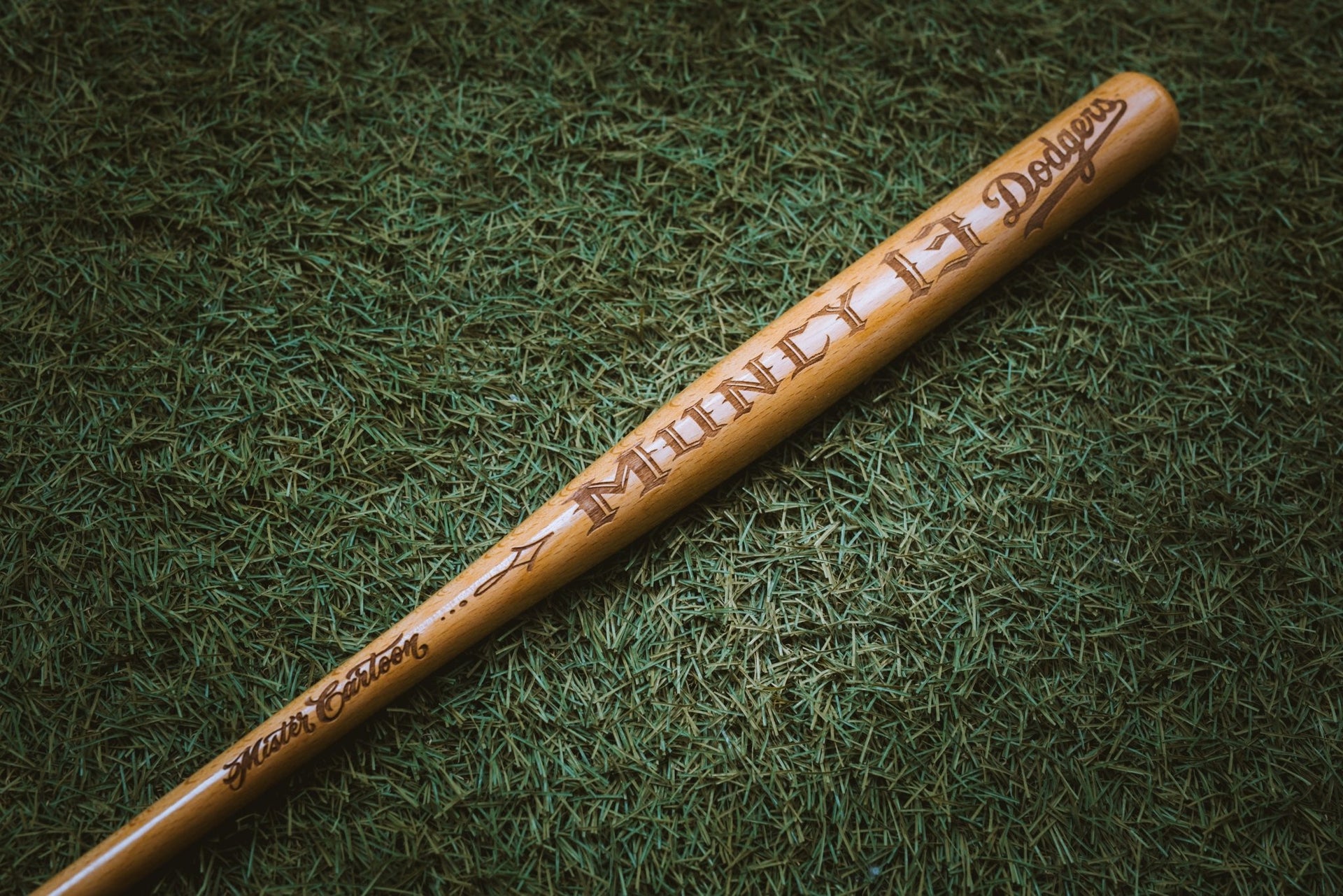 Max Muncy x LA Dodgers x Cartoon Pillbox Name & Number Mini Collectors Bat - Toons Mart